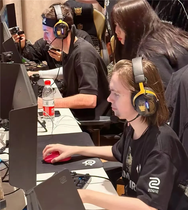 资讯明天和意外哪个先来？#绝地求生搞笑#