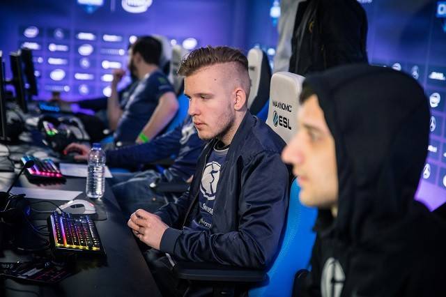 IEM 科隆 2024：毫无压力！小蜜蜂2-0击败黑豹